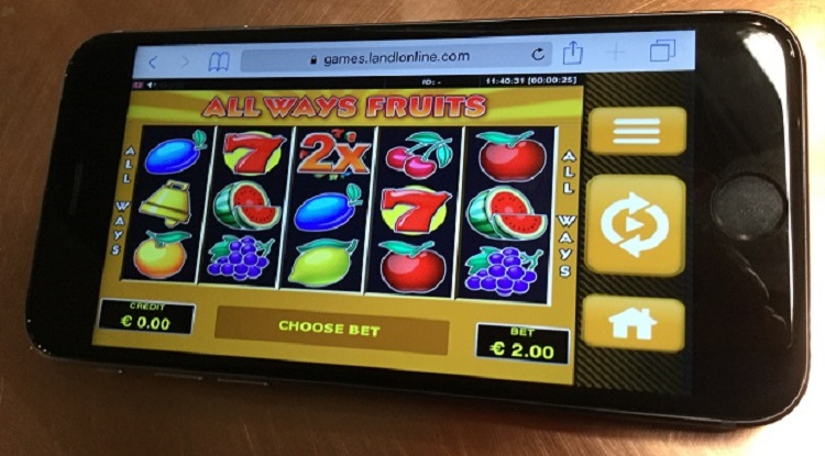 gokken op een mobiel voor geld op een fruitkast